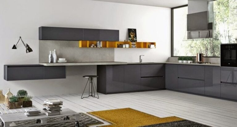 Muebles de cocina con tirador uñero integrado en el mismo material que la puerta.