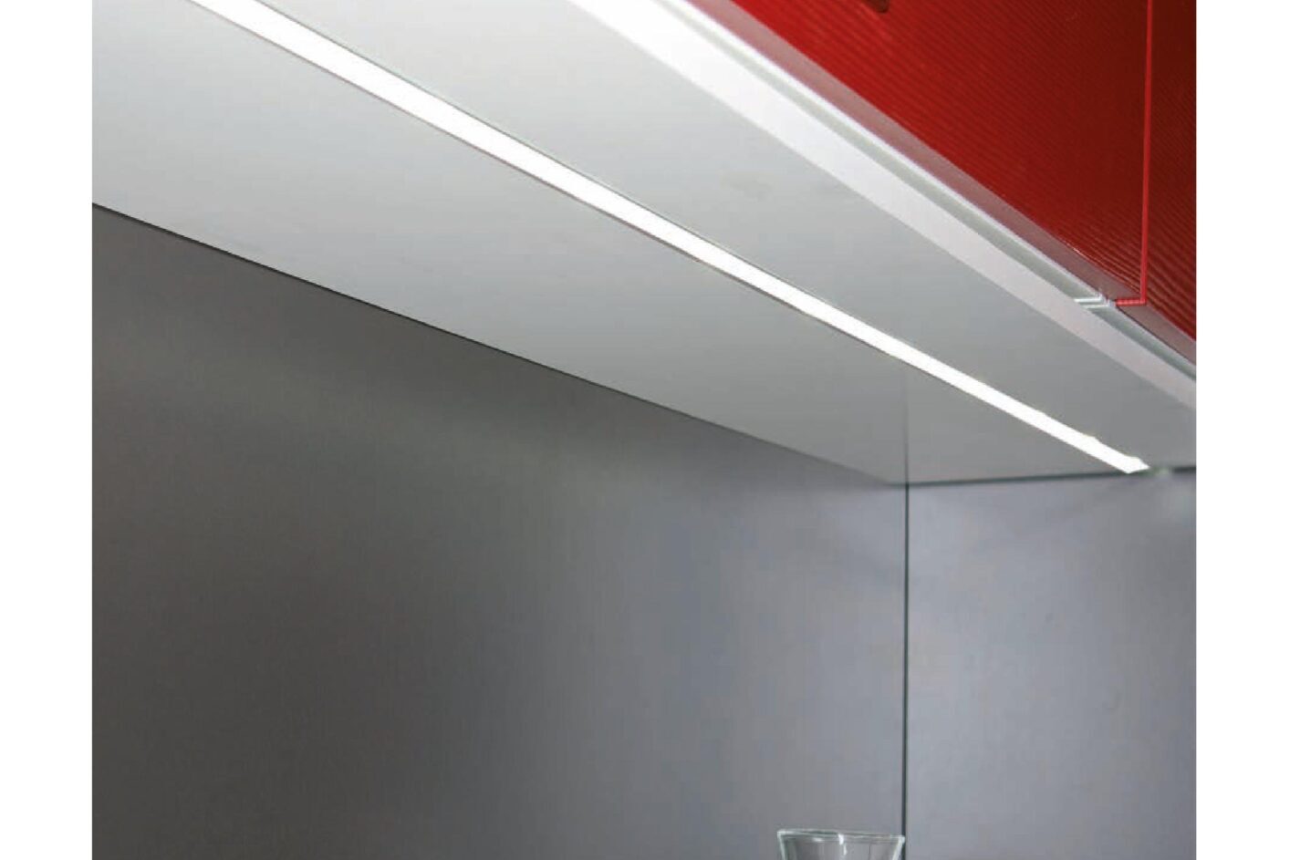 Sistema de luz para muebles de cocina con tira de led encastrable